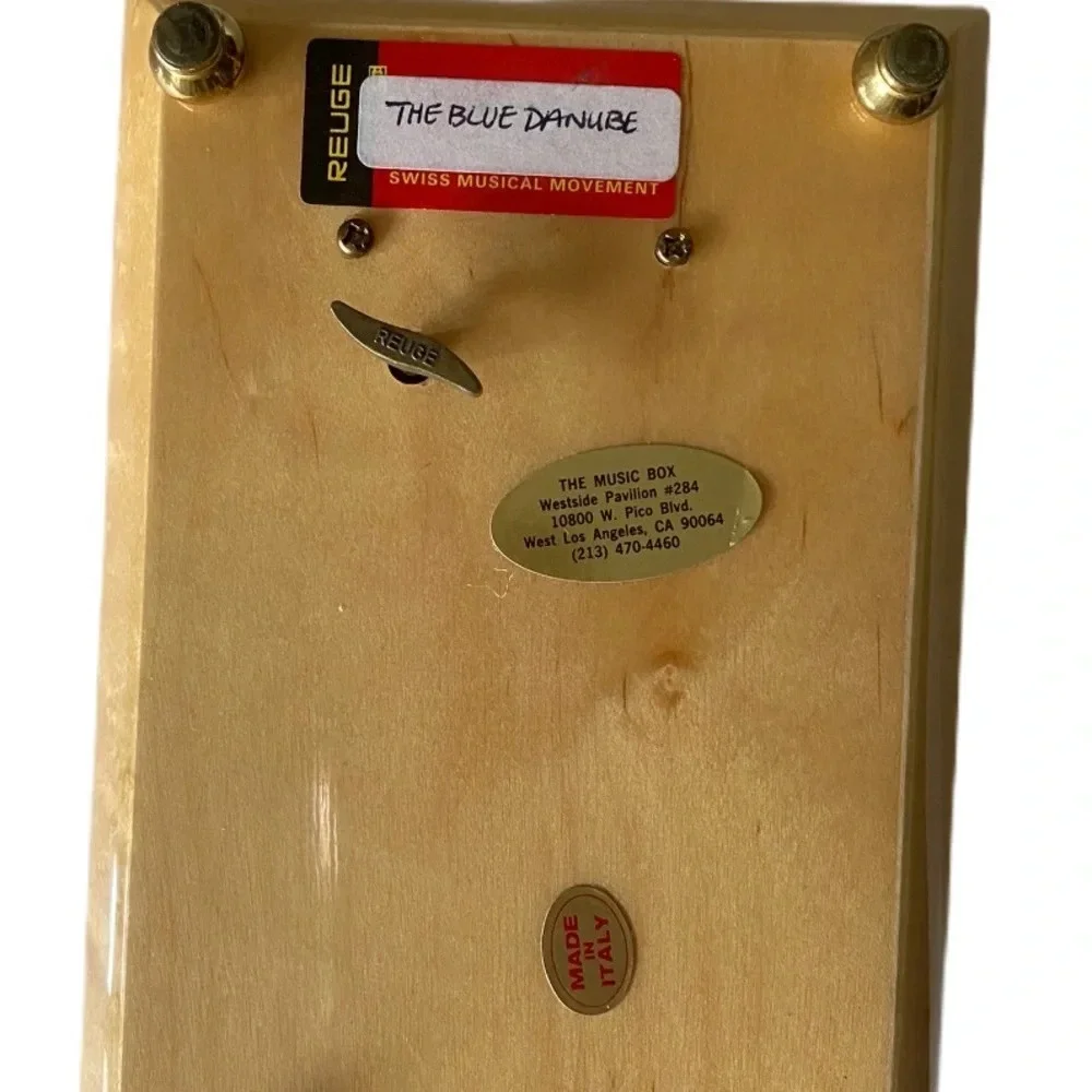 Beautiful vintage jewelry music box​